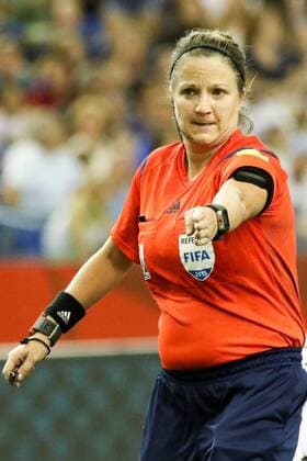 Carol Anne Chenard (Schiedsrichterin, FIFA Referee) zeigt auf den Punkt, Elfmeter für Deutschland, Fussball, FIFA Frauen-WM 2015, Deutschland - Frankreich, xozx