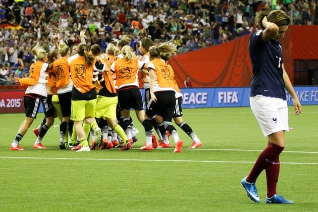 Während die deutschen Spielerinnen ausgelassen den Sieg feiern, schleicht Claire Lavogez (Frankreich), die den entscheidenden Elfmeter im Elfmeterschießen verschoss enttäuscht vom Platz, Fussball, FIFA Frauen-WM 2015, Deutschland - Frankreich, xozx