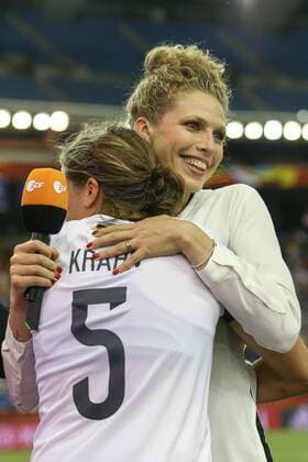 v.li.: Annike Krahn (Deutschland) jubelt mit Kim Kulig (TV, Expertin, ZDF) üebr den Sieg, Jubel, Jubeln, Freude, Fussball, FIFA Frauen-WM 2015, Deutschland - Frankreich, xozx