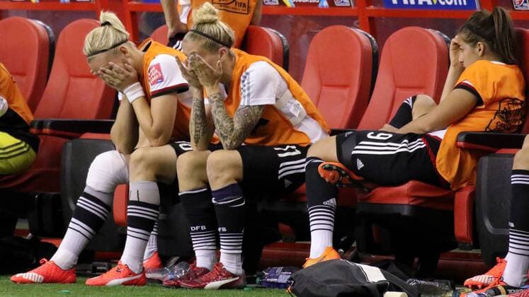 Die Schlussminuten der Verlängerung, die Spannung ist kaum noch auszuhalten, v.li.: Alexandra Popp (Deutschland, mit bandagiertem Knie nach Auswechslung), Anja Mittag (Deutschland) und Lena Lotzen (Deutschland) können auf der Ersatzbank gar nicht mehr hinsehen, Ersatzspielerinnen, Fussball, FIFA Frauen-WM 2015, Deutschland - Frankreich, xozx
