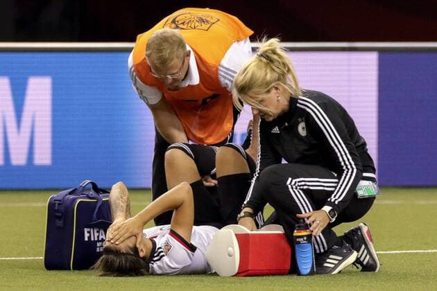 Dzsenifer Marozsan (Deutschland) ist umgeknickt und muss behandelt werden, Verletzung, hat Schmerzen, verletzt, Fussball, FIFA Frauen-WM 2015, Deutschland - Frankreich, xozx