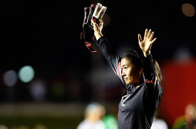 Wang Fei, goalkeeper of China, greets the audience after the quarterfinal between China and the United States at Lansdowne Stadium in Ottawa, Canada on June 26, 2015. China lost 0-1. ) (SP)CANADA-OTTAWA-FIFA WOMEN S WORLD CUP-QUARTERFINAL-CHN VS USA WangxLili 