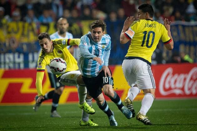 Argentina s Lionel Messi (C) vies the ball with Colombia s Santiago Arias (L) and James Rodriguez during the quarter-final match between Argentina and Colombia at the Copa America Chile 2015 in the El Sausalito Stadium, in Vina del Mar city, Chile, on June 26, 2015. ) (da) (SP)CHILE-VINA DEL MAR-COPA AMERICA-ARGENTINA VS COLOMBIA PedroxMera 