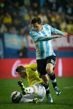 Argentina s Lionel Messi (R) vies the ball with Colombia s Santiago Arias during the quarter-final match between Argentina and Colombia at the Copa America Chile 2015 in the El Sausalito Stadium, in Vina del Mar city, Chile, on June 26, 2015. ) (da) (SP)CHILE-VINA DEL MAR-COPA AMERICA-ARGENTINA VS COLOMBIA PedroxMera 