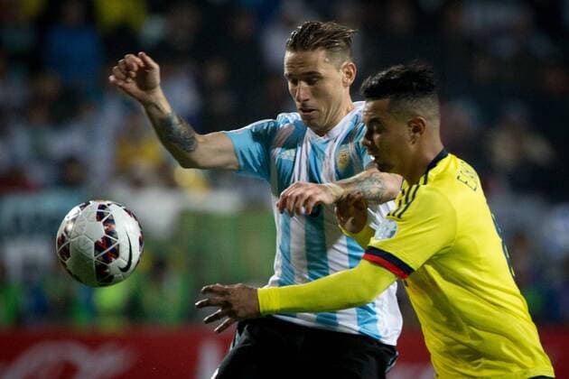 Argentina s Lucas Biglia (L) vies the ball with Colombia s Edwin Cardona during the quarter-final match between Argentina and Colombia at the Copa America Chile 2015 in the El Sausalito Stadium, in Vina del Mar city, Chile, on June 26, 2015. ) (da) (SP)CHILE-VINA DEL MAR-COPA AMERICA-ARGENTINA VS COLOMBIA PedroxMera 