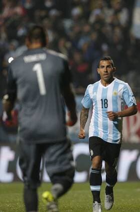 Argentina s Carlos Tevez (R) celebrates with his goalkeeper Sergio Romero at the end of the Quarterfinals match of the Copa America Chile 2015, against Colombia, held in the El Sausalito Stadium, in Vina del Mar city, Chile, on June 26, 2015. Argentina won 5-4 on penalties. ) (da) (SP)CHILE-VINA DEL MAR-COPA AMERICA-ARGENTINA VS COLOMBIA JorgexVillegas 