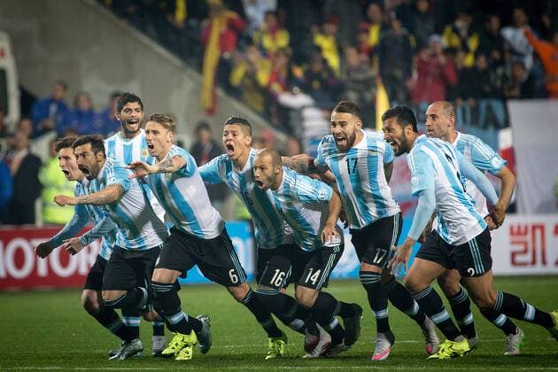 Argentina s players celebrate the victory at the end of the Quarterfinals match of the Copa America Chile 2015, against Colombia, held in the El Sausalito Stadium, in Vina del Mar city, Chile, on June 26, 2015. Argentina won 5-4 on penalties. ) (da) (SP)CHILE-VINA DEL MAR-COPA AMERICA-ARGENTINA VS COLOMBIA PedroxMera 