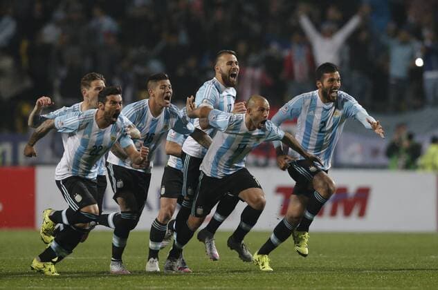 Argentina s players celebrate at the end of the Quarterfinals match of the Copa America Chile 2015, against Colombia, held in the El Sausalito Stadium, in Vina del Mar city, Chile, on June 26, 2015. Argentina won 5-4 on penalties. ) (da) (SP)CHILE-VINA DEL MAR-COPA AMERICA-ARGENTINA VS COLOMBIA JorgexVillegas 