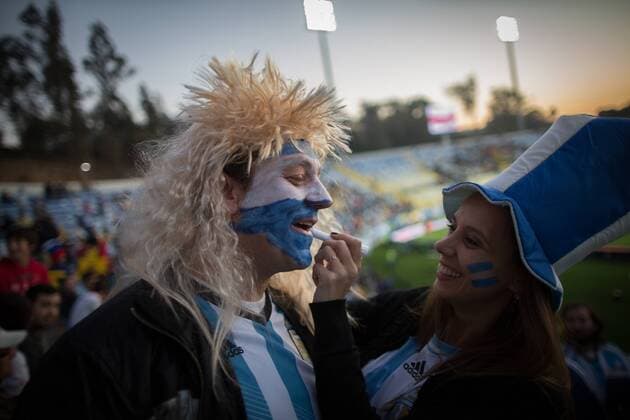Fans of Argentina paint their faces before the quarter-final match between Argentina and Colombia at the Copa America Chile 2015 in the El Sausalito Stadium, in Vina del Mar city, Chile, on June 26, 2015. Pedro Mera) (da) (SP)CHILE-VINA DEL MAR-COPA AMERICA-ARGENTINA VS COLOMBIA e PedroxMera 