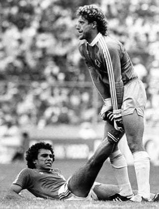 Torwart Harald -Toni- Schumacher (BR Deutschland) hilft Hugo Sanchez (Mexiko) bei einem Wadenkrampf