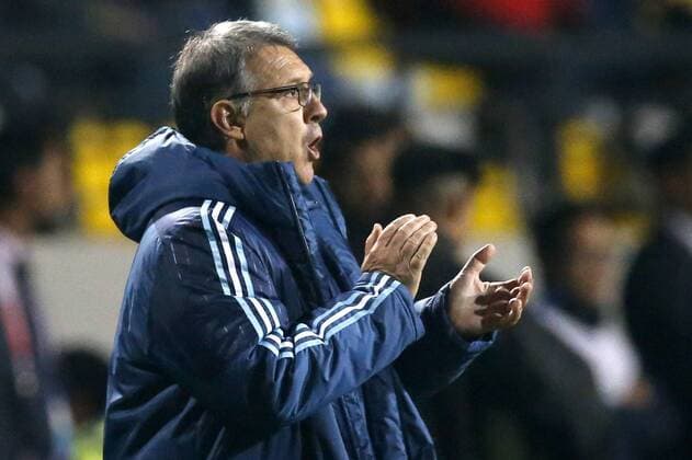 Football , Argentina v Colombia. Copa America Championship 2015 . Argentina s manager, Gerardo Martino, instructs his players during the 2015 Copa America football championship quarterfinal match against Colombia at the Sausalito stadium in Vina del Mar, Chile. 26 06 2015 AndresxPina Photosport Argentina v Colombia, Copa America 2015. 