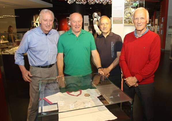 v.l.: Rudolf Grosser, Dieter Brenninger, Jakob Drescher, Peter Kupferschmidt mit dem signierten Original-Trikot des damaligen Kapitäns Adolf Adi Kunstwadl Fussball Erlebniswelt in der Allianz Arena FC Bayern München 50 Jahre Bundesliga-Aufstieg 26.06.2015