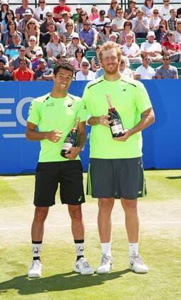 Aktuell Tennis, ATP Turnier in Nottingham, Sa und Guccione gewinnen Doppel der Herren 27.06.2015. Nottingham, England. Aegon Nottingham Open Tennis Tournament. Men s doubles final winners Andre Sa of Brazil and Chris Guccione of Australia with their champagne xDavidxKissmanx  ActionPlus11635470