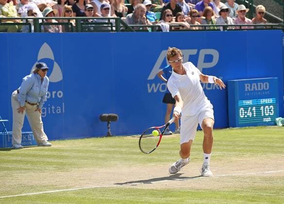 Aktuell Tennis, Denis Istomin gewinnt ATP Turnier in Nottingham 27.06.2015. Nottingham, England. Aegon Nottingham Open Tennis Tournament. Forehand from finals winner Denis Istomin (UZB) who beat Sam Querrey (USA) in straight sets xDavidxKissmanx  ActionPlus11635538