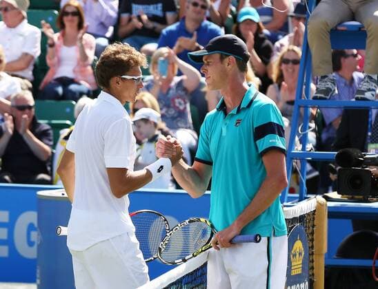 Aktuell Tennis, Denis Istomin gewinnt ATP Turnier in Nottingham 27.06.2015. Nottingham, England. Aegon Nottingham Open Tennis Tournament. Handshake between champion Denis Istomin (UZB) and runner up Sam Querrey (USA) xDavidxKissmanx  ActionPlus11635546
