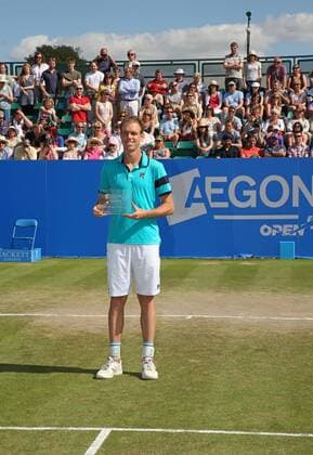 Aktuell Tennis, Denis Istomin gewinnt ATP Turnier in Nottingham 27.06.2015. Nottingham, England. Aegon Nottingham Open Tennis Tournament. Sam Querrey (USA) with his runner up trophy after being g beaten in the final by Denis Istomin (UZB) xDavidxKissmanx  ActionPlus11635547