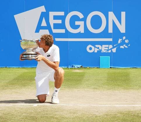 Aktuell Tennis, Denis Istomin gewinnt ATP Turnier in Nottingham 27.06.2015. Nottingham, England. Aegon Nottingham Open Tennis Tournament. A very happy Denis Istomin (UZB) with the trophy after beating Sam Querrey (USA) in the final xDavidxKissmanx  ActionPlus11635551