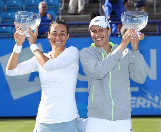 Aktuell Tennis, WTA Turnier in Eastbourne, Garcia und Srebotnik gewinnen Doppel TENNIS - WTA Tennis Damen Aegon International 2015 EASTBOURNE,ENGLAND,27.JUN.15 - TENNIS - WTA Tour, Aegon International, doubles final, award ceremony. Image shows Caroline Garcia (FRA) and Katarina Srebotnik (SLO). GEPAxpictures xAlanxGrieves