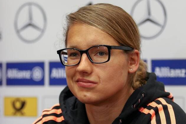 Babett Peter (Deutschland), Porträt, Portrait, Freude, freundlich, fröhlich, strahlend, optimistisch, Fussball, FIFA Frauen-WM 2015, Pressekonferenz, xozx