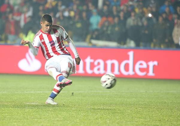 Paraguay s Derlis Gonzalez shoots during the penalty phase of a quarter-final match between Brazil and Paraguay in Concepcion, Chile, June 27, 2015. Paraguay defeated Brazil 4-3 on penalties after a 1-1 draw thus qualified to the semi-final round. ) (SP)CHILE-CONCEPCION-AMERICAN CUP-QUARTERFINAL-BRAZIL VS PARAGUAY XuxZijian 
