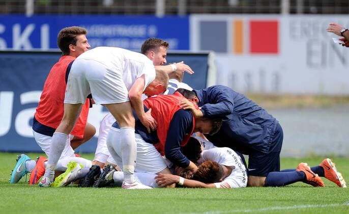27.06.2015, xfux, Fussball Relegation Bundesliga U19, SV Darmstadt 98 U19 - FK Pirmasens U19, v.l. Spieler SV Darmstadt 98 U19 Torjubel, Goal celebration, celebrate the goal zum 2:0