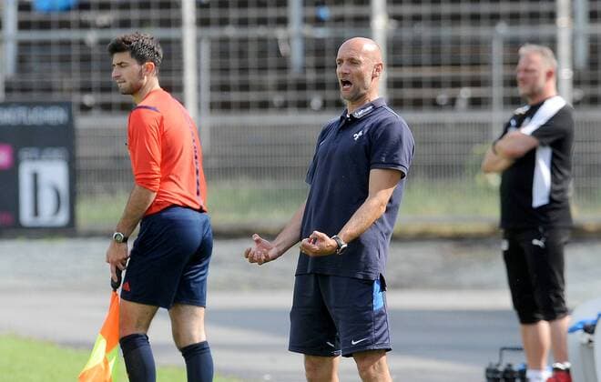27.06.2015, xfux, Fussball Relegation Bundesliga U19, SV Darmstadt 98 U19 - FK Pirmasens U19, v.l. Trainer Richard Hasa (SV Darmstadt 98 U19) gibt Anweisungen, gestikuliert, mit den Armen gestikulieren gives instructions, gesticulate.