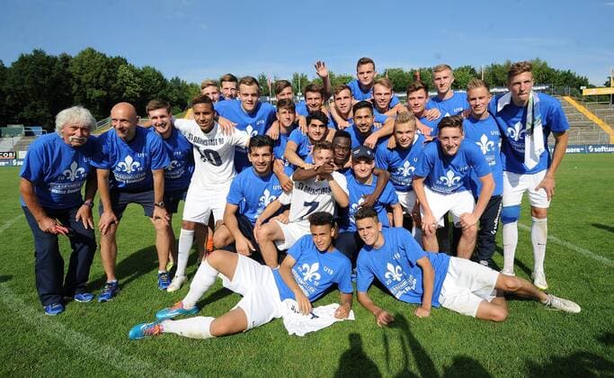27.06.2015, xfux, Fussball Relegation Bundesliga U19, SV Darmstadt 98 U19 - FK Pirmasens U19, v.l. Spieler vom SV Darmstadt 98 U19 jubeln jubelt nach Spielende ueber den Aufstieg in die A-Junioren Bundesliga und den Gewinn der Hessenmeisterschaft in der Kabine