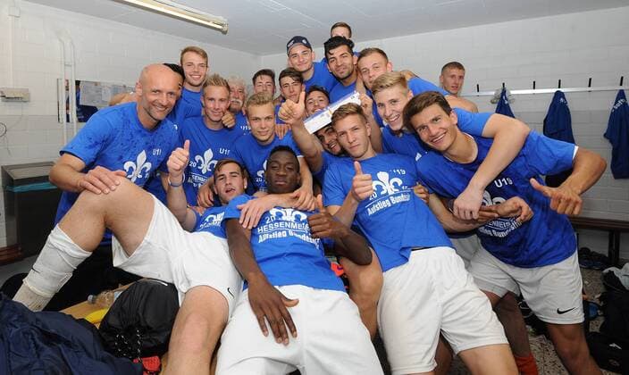 27.06.2015, xfux, Fussball Relegation Bundesliga U19, SV Darmstadt 98 U19 - FK Pirmasens U19, v.l. Spieler vom SV Darmstadt 98 U19 jubeln jubelt nach Spielende ueber den Aufstieg in die A-Junioren Bundesliga und den Gewinn der Hessenmeisterschaft in der Kabine