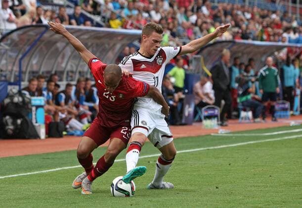 27.06.2015, Fussball U21 U 21 Europameisterschaft 2015 in Tschechien, Halbfinale, Portugal - Deutschland im Andruv Stadion Olmütz. v.l. Joao Mario (Portugal) gegen Joshua Kimmich (Deutschland) 