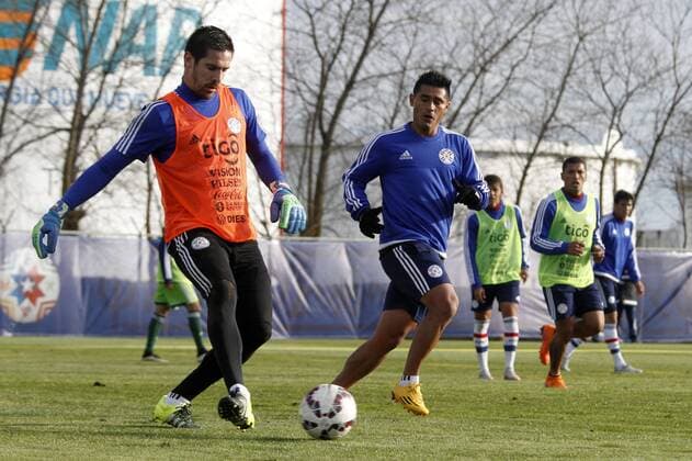 Football, Paraguay national team Nationalteam training. The players of Paraguay national team play the ball the day before the 2015 Copa America football semifinals match against Argentina at the Enap. Hualpen, Chile. 28 06 2015 Dragomir Yankovic Photosport Copa America, entrenamiento de la seleccion de Paraguay, domingo 28 junio. 