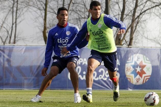 Football, Paraguay national team Nationalteam training. The players of Paraguay national team play the ball the day before the 2015 Copa America football semifinals match against Argentina at the Enap. Hualpen, Chile. 28 06 2015 Dragomir Yankovic Photosport Copa America, entrenamiento de la seleccion de Paraguay, domingo 28 junio. 