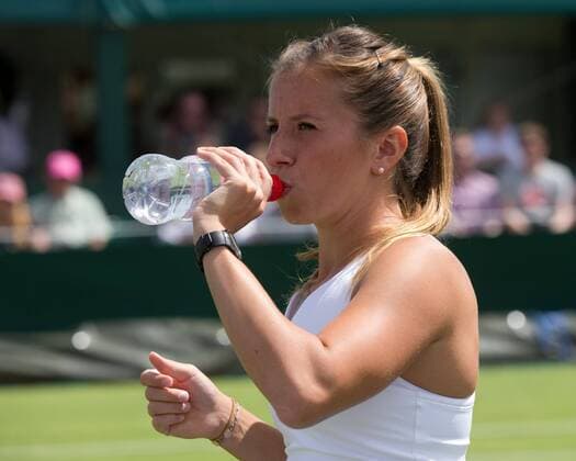 Annika Beck (GER) trinkt aus einer Flasche,Getraenk, Tennis - Wimbledon 2015 - Grand Slam ITF ATP Tennis Herren WTA Tennis Damen - AELTC - London - - Great Britain - 29 June 2015. Juergen Hasenkopf