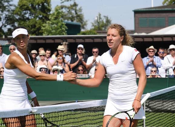 Aktuell Tennis, Wimbledon, Anna-Lena Friedsam erreicht nächste Runde Tennis - 2015 Wimbledon Championships - Week One, Monday Women s Singles, First Round Vitalia Diatchenko (RUS) vs. Anna Lena Friedsam (GER) Anna Lena Friedsam shakes hands with Diatchenko after her victory on Court 6. COLORSPORT ANDREW COWIE 