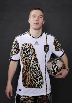 Lukas Podolski (Deutschland) Fotoshooting anlässlich der WM 2010 in Südafrika mit einem Löwenbaby Jungtier Löwe