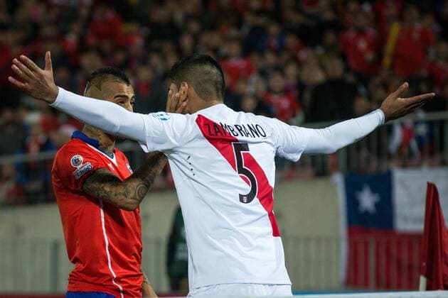 Chile x Peru SANTIAGO, CHILE - 06 29 2015: CHILE PERU X - Arturo Vidal of Chile pushes face Carlos Zambrano of Peru during match between Chile x Peru, valid for the semi final of the Copa America 2015 held at the National Stadium Julio Mart?nez Pr?danos. (Photo: Marcelo Machado de Melo FotoArena)  MarceloxMachadoxdexMelo