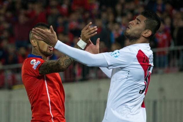 Chile x Peru SANTIAGO, CHILE - 06 29 2015: CHILE PERU X - Arturo Vidal of Chile pushes face Carlos Zambrano of Peru during match between Chile x Peru, valid for the semi final of the Copa America 2015 held at the National Stadium Julio Mart?nez Pr?danos. (Photo: Marcelo Machado de Melo FotoArena)  MarceloxMachadoxdexMelo