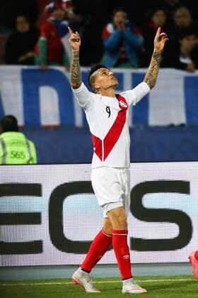 Chile x Peru SANTIAGO, CHILE - 06 29 2015: CHILE PERU X - Jose Paolo Guerrero during the match between Chile x Peru held at the National Stadium Julio Mart?nez Pr?danos the semifinals of the Copa America 2015 in Chile. (Photo: Carlos Ezequiel Vannoni FotoArena)  CarlosxEzequielxVannoni