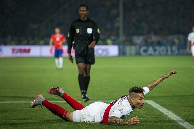 Chile x Peru SANTIAGO, CHILE - 06 29 2015: CHILE PERU X - Paolo Guerrero of Peru playing in the area and asks penalty during the match between Chile x Peru, valid for the semi final of the Copa America 2015 held at the National Stadium Julio Mart?nez Pr?danos. (Photo: Marcelo Machado de Melo FotoArena)  MarceloxMachadoxdexMelo