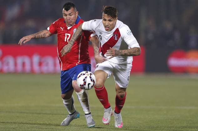 Gary Medel (L) from Chile vies for the ball with Paolo Guerrero (R) from Peru during the Copa America Chile 2015 semifinal match, held at National Stadium, in Santiago, Chile, on June 29, 2015. Chile won 2-1 ) (SP)CHILE-SANTIAGO-COPA AMERICA-CHILE VS PERU GuillermoxArias 