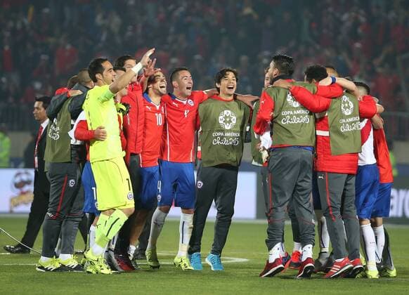 Chile s players celebrates victory after winning a semi-final match between Chile and Peru of 2015 American Cup in Santiago, capital of Chile, June 29, 2015. Chile defeated Peru 2-1. ) (SP)CHILE-SANTIAGO-AMERICAN CUP-SEMIFINAL-CHILE VS PERU XuxZijian 