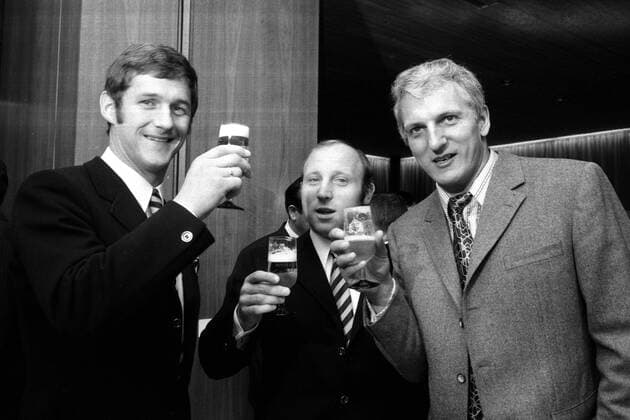 v.li.: Max Lorenz, Uwe Seeler und Martin Lauer beim Bundeskanzler