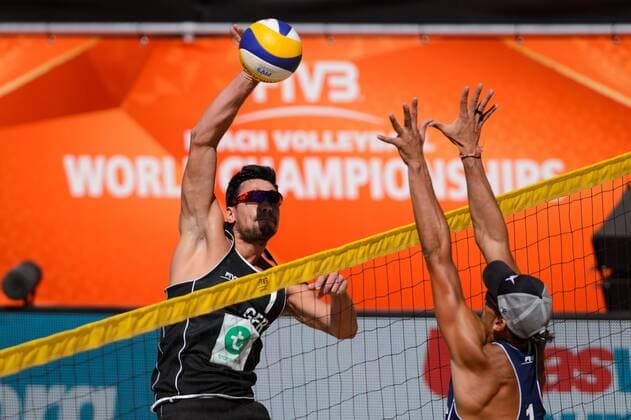 29.06.2015, Den Haag, Hofvijver Stadion World Championships Weltmeisterschaft 2015, Vorrunde Angriff Jonathan Erdmann ( 1 GER) - Block Youssef Krou ( 1 FRA)
