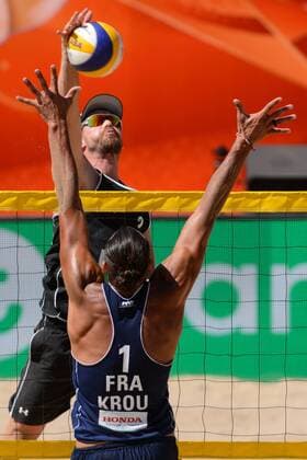 29.06.2015, Den Haag, Hofvijver Stadion World Championships Weltmeisterschaft 2015, Vorrunde Angriff Kay Matysik ( 2 GER) - Block Youssef Krou ( 1 FRA)