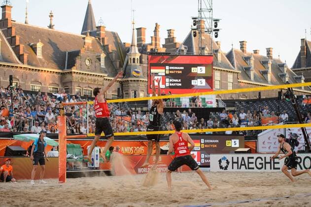 30.06.2015, Den Haag, Hofvijver Stadion World Championships Weltmeisterschaft 2015, Vorrunde Angriff Ben Saxton ( 2 CAN) - Block Jonathan Erdmann ( 1 GER)