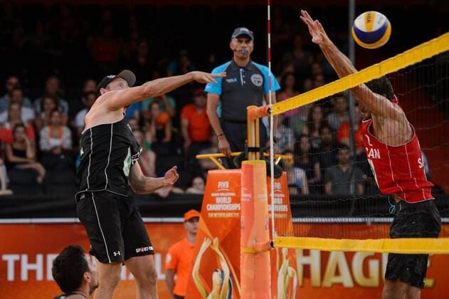 30.06.2015, Den Haag, Hofvijver Stadion World Championships Weltmeisterschaft 2015, Vorrunde Angriff Kay Matysik ( 2 GER) - Block Chaim Schalk ( 1 CAN)