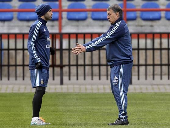 (150702) -- CONCEPCION, Argentina s head coach Gerardo Martino (R) instructs Javier Mascherano during a training session ahead of the 2015 Copa America final in Concepcion, Chile, on July 1, 2015. Argentina will play Chile in the final of the 2015 Copa America in San Diego on Saturday. TELAM) (SP)CHILE-CONCEPCION-COPA AMERICA 2015-ARGENTINA-TRAINING JuanxRoleri 
