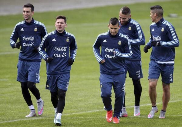 (150702) -- CONCEPCION, Argentina s Lionel Messi (2nd L) and Sergio Aguero (3rd L) attend a training session ahead of the 2015 Copa America final in Concepcion, Chile, on July 1, 2015. Argentina will play Chile in the final of the 2015 Copa America in San Diego on Saturday. TELAM) (SP)CHILE-CONCEPCION-COPA AMERICA 2015-ARGENTINA-TRAINING JuanxRoleri 