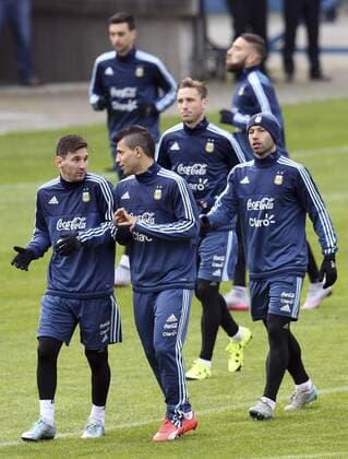 (150702) -- CONCEPCION, Argentina s Lionel Messi (L Front) talks to his teammate Sergio Aguero (R Front) during a training session ahead of the 2015 Copa America final in Concepcion, Chile, on July 1, 2015. Argentina will play Chile in the final of the 2015 Copa America in San Diego on Saturday. TELAM) (SP)CHILE-CONCEPCION-COPA AMERICA 2015-ARGENTINA-TRAINING JuanxRoleri 