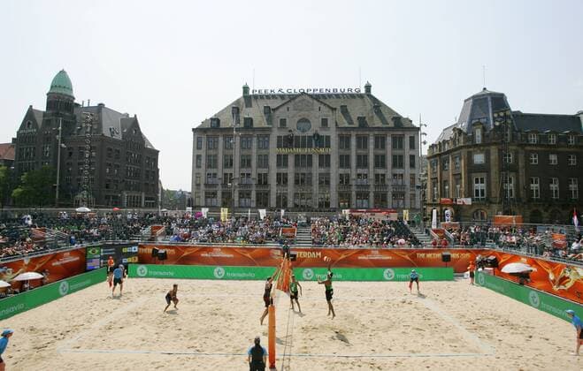 Aktuell Beachvolleyball WM in Amsterdam Ricardo (R) and Emanuel (C) of Brazil attakc Brunner (2ndL) and Lucena (L) of USA on July 2 ,2015 in Amsterdam,Netherlands durind time out Beach volleyball Beachvolleyball World Championships. Imago Paulo Amorim