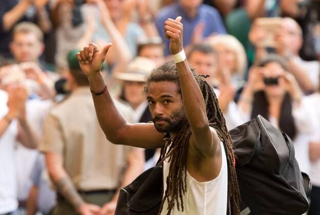 Dustin Brown (GER) winkt und verabschiedet sich, Tennis - Wimbledon 2015 - Grand Slam ITF ATP Tennis Herren WTA Tennis Damen - AELTC - London - - Great Britain - 2 July 2015. Juergen Hasenkopf